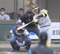 　２回、センターへ二塁打を放つ森下（撮影・伊藤笙子）