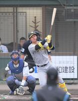 　２回、センターへ二塁打を放つ森下（撮影・伊藤笙子）