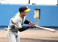 　６回、中前適時打を放つ山田（撮影・今西大翔）