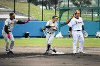 　二盗を決め、悪送球の間に三塁を陥れた山田（中央）