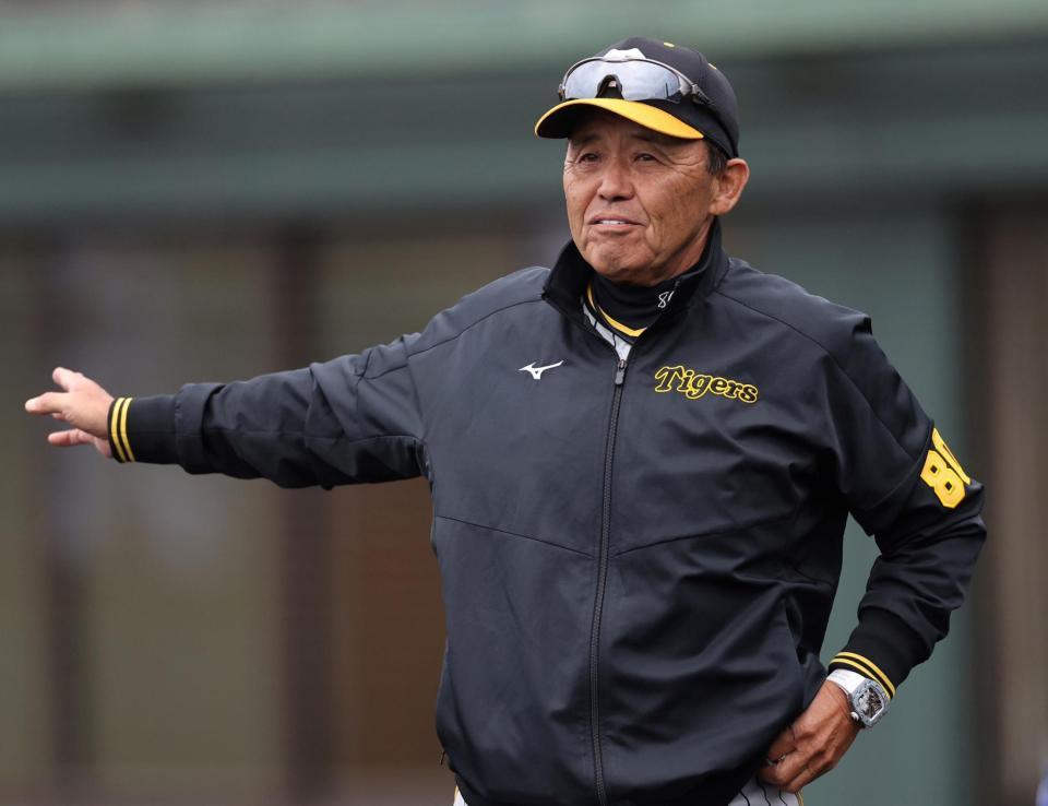 　６回、選手交代を告げる岡田監督（撮影・田中太一）