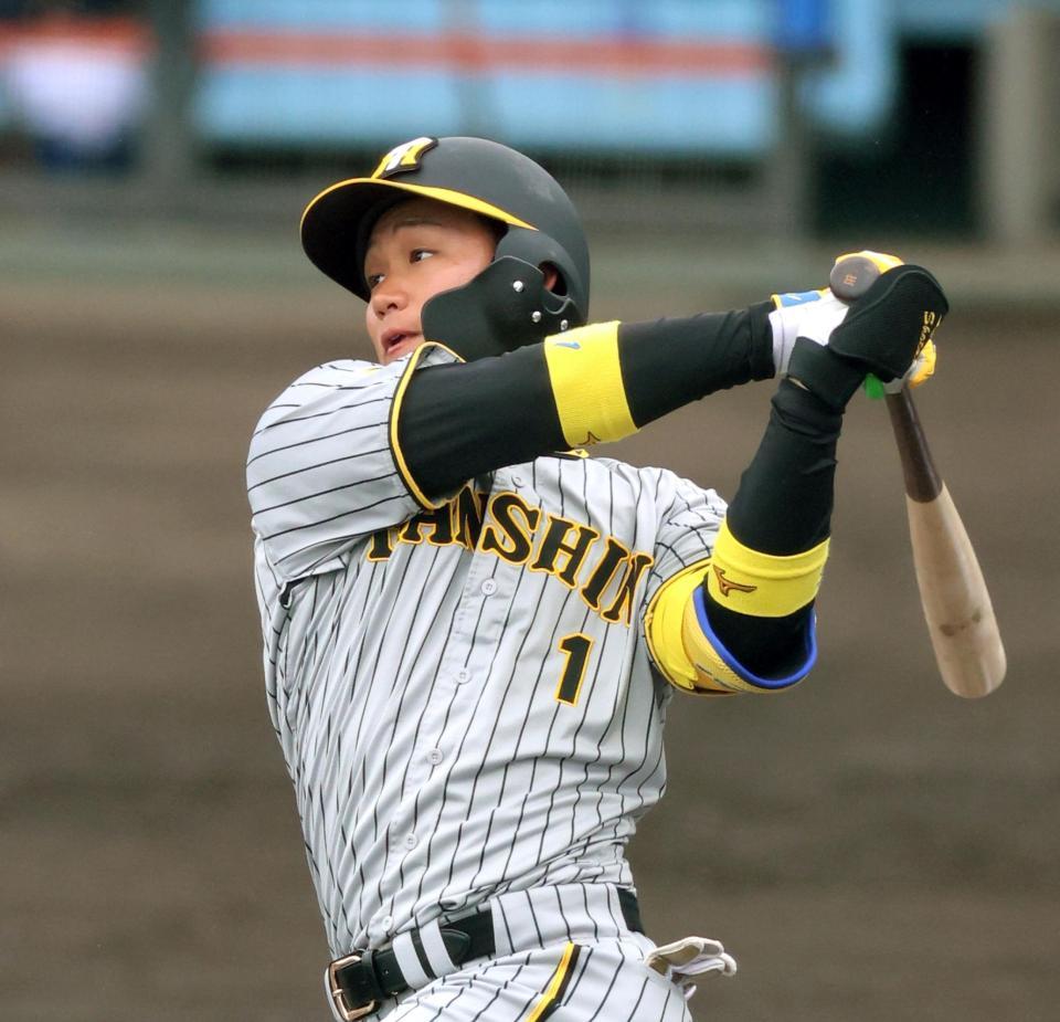 　２回、左中間へ二塁打を放つ森下（撮影・田中太一）