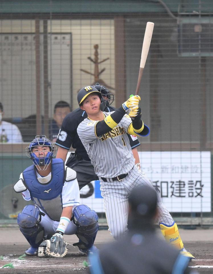 　２回、センターへ二塁打を放つ森下（撮影・伊藤笙子）