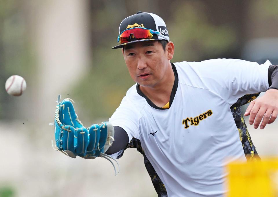 　グラブトスする岩崎（撮影・立川洋一郎）