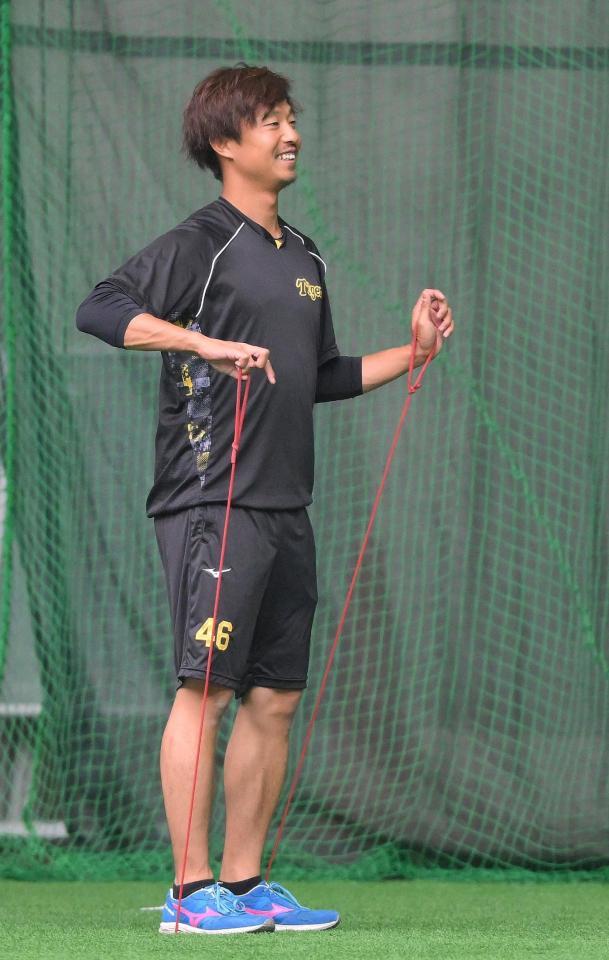 　室内でトレーニングする島本（撮影・伊藤笙子）