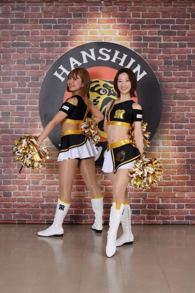 　新ユニホームのタイガースガールズ・Ａｙａｋａ（右）とＮｏｎｏａ（阪神球団提供）
