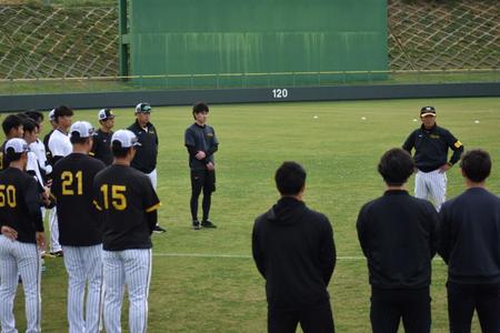 　練習前に訓示を行う和田２軍監督（右奥）