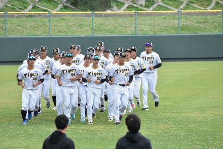 　連隊歩調を行う選手たち