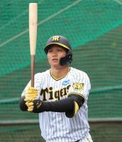 　打撃練習前、旧式のバットを見つめる森下（撮影・田中太一）