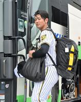 　帰りのバスへ向かい球場を後にする岡留（撮影・立川洋一郎）