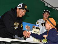 　募金活動を行う門別（左）と中野＝４日