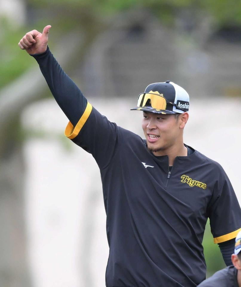 　居残り特守中、子どもからの声援に応える佐藤輝（撮影・伊藤笙子）　