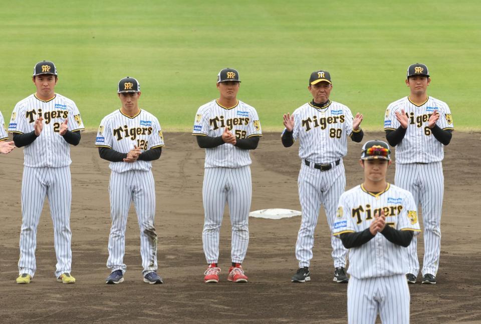 　キャンプを終え手締めを行う中野（手前右）と（奥右から）岡留、岡田監督、前川、福島、椎葉（撮影・田中太一）