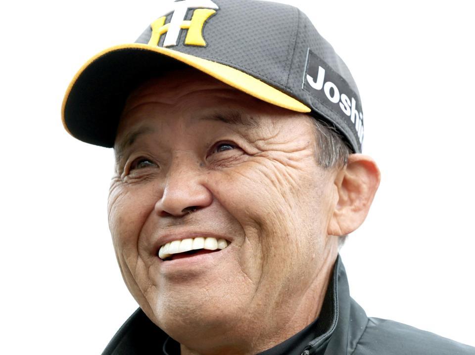 　笑顔で今キャンプを総括する岡田監督（撮影・田中太一）