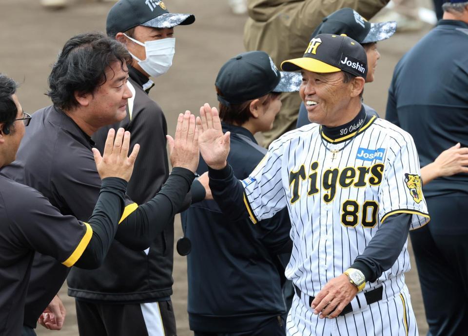 　キャンプを終え、笑顔でスタッフとタッチを交わす岡田監督（撮影・田中太一）