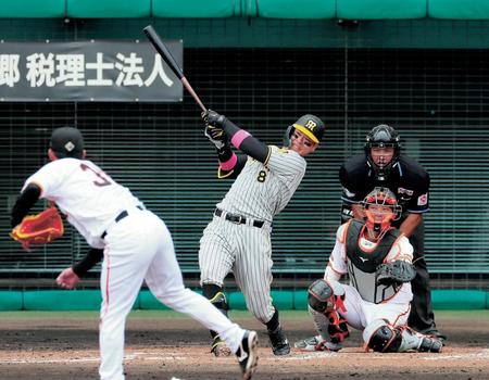 　オープン戦１号となる２ランを放つ佐藤輝（撮影・立川洋一郎）＝２３日