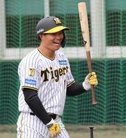 　笑顔でバットを振る森下（撮影・田中太一）