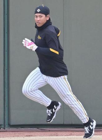 　外野で走り込む梅野
