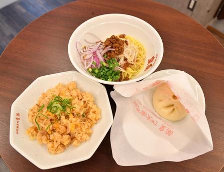 　「皇蘭」の食事。炒飯（手前左）、神戸牛肉まん～神戸牛１００％使用～（手前右）、皇蘭特製　汁なし担々麺（撮影・中田匡峻）