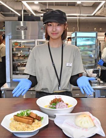 　注文された食事を提供する「皇蘭」の店員（撮影・中田匡峻）