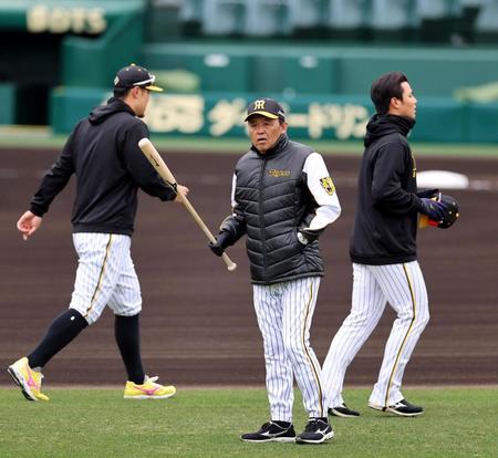 　バットを手に練習を見守る岡田監督（撮影・山口登）