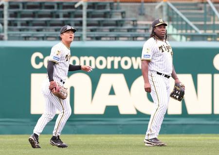 　シートノックでレフトの守備に就く前川（左）とミエセス（撮影・中田匡峻）