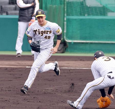 　投内連係で軽快な動きを見せる大竹（撮影・山口登）