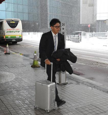 　雪が舞う新千歳空港に到着した門別（撮影・堀内翔）