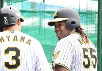 　大山（左）と話すミエセス