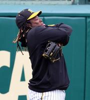 　腕を組みドヤ顔をするミエセス（撮影・山口登）