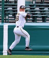 　ノックを受ける前川（撮影・山口登）