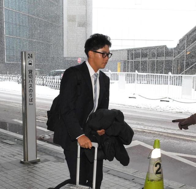 阪神が雪のため約1時間遅れで札幌に到着、選手らは疲れた様子でチーム