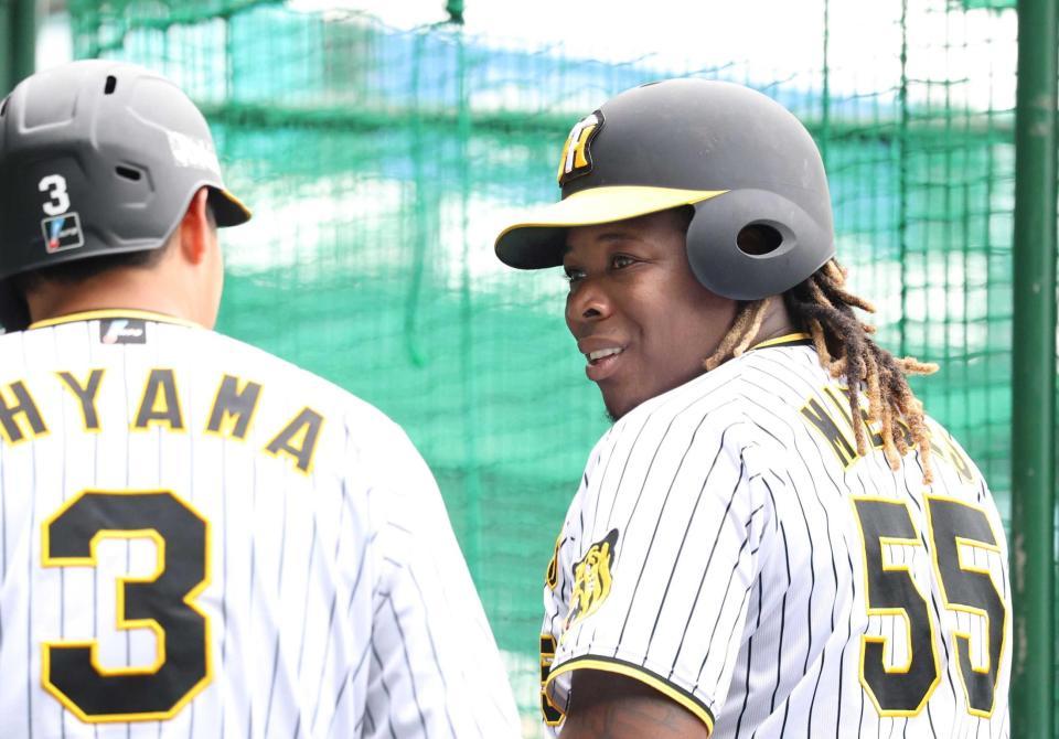 　大山（左）と話すミエセス