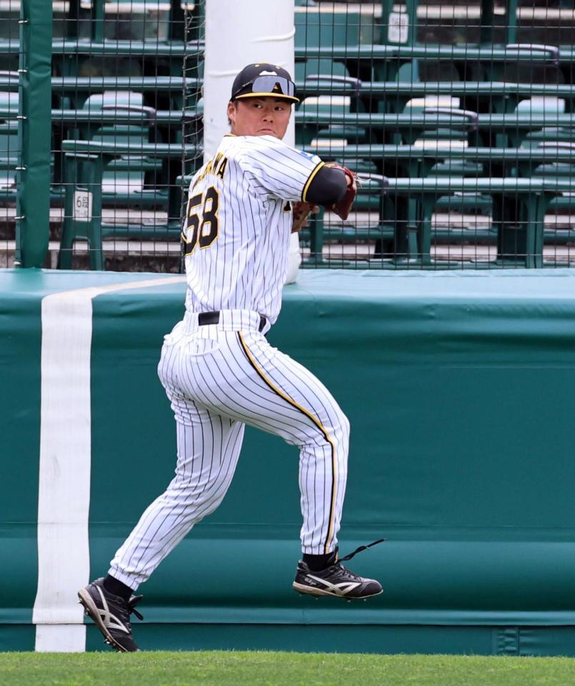 　ノックを受ける前川（撮影・山口登）