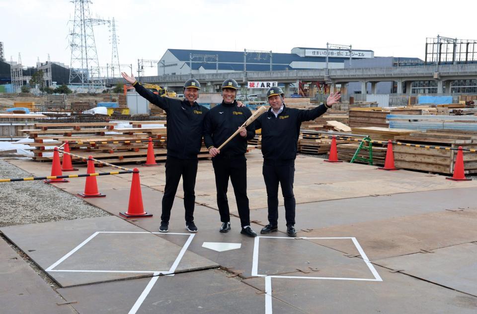 　建設中のスタジアムでポーズを決める（左から）藤川ＳＡ、糸井ＳＡ、岩田ＣＡ（撮影・山口登）