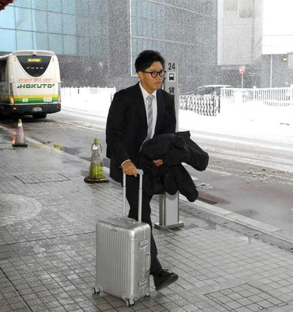 　雪が舞う新千歳空港に到着した門別（撮影・堀内翔）