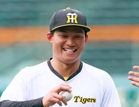 　ノックを終えて笑顔を見せる森下（撮影・立川洋一郎）