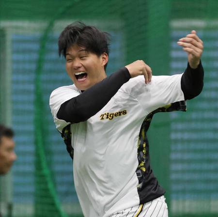 　トレーニング用のボールを投げ込む森下（撮影・田中太一）