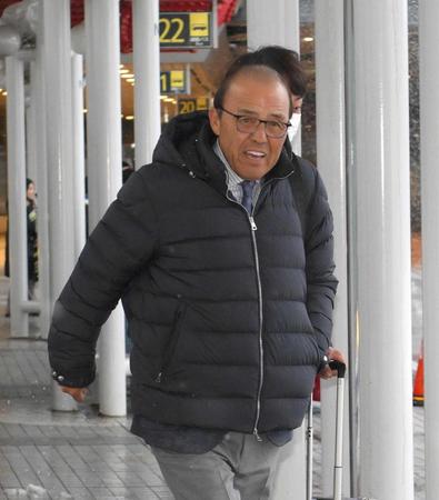 　雪が舞う新千歳空港に到着した岡田監督（撮影・堀内翔）