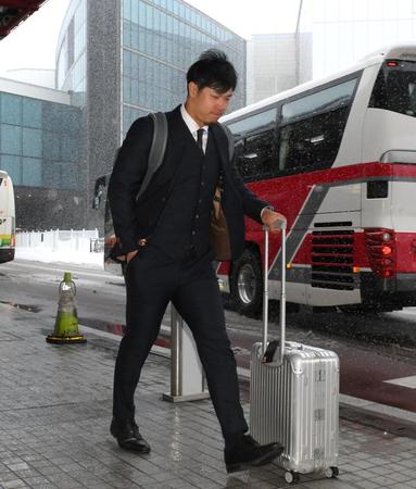 　新千歳空港に到着してバスに乗り込む佐藤輝（撮影・堀内翔）