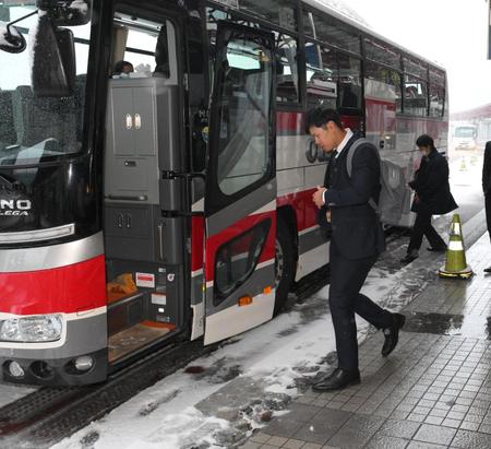 　新千歳空港に到着してバスに乗り込む佐藤輝（撮影・堀内翔）