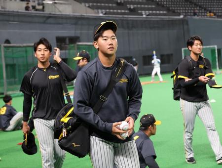 　球場入りする門別（手前）と茨木（撮影・田中太一）