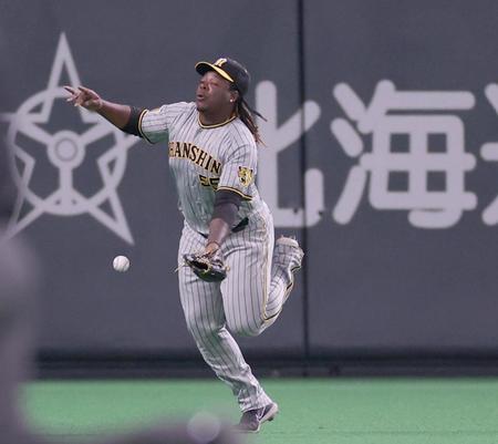 　８回、浅間の打球の処理をミスするミエセス（撮影・田中太一）