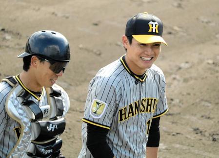 　先発して５回３安打１失点だった西純（右）