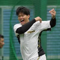 　トレーニング用のボールを投げ込む森下（撮影・田中太一）