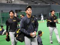 　球場入りする門別（手前）と茨木（撮影・田中太一）