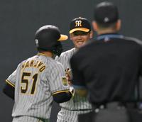 　３回、逆転の２点適時二塁打を放った中野（左）を笑顔で迎える門別（撮影・堀内翔）