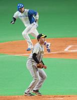 　２回、田宮に先制適時打を打たれる門別（撮影・立川洋一郎）