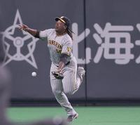 　８回、浅間の打球の処理をミスするミエセス（撮影・田中太一）