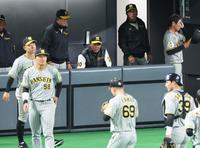 　８回裏に逆転を許し険しい表情を見せる岡田監督（中央）＝撮影・立川洋一郎